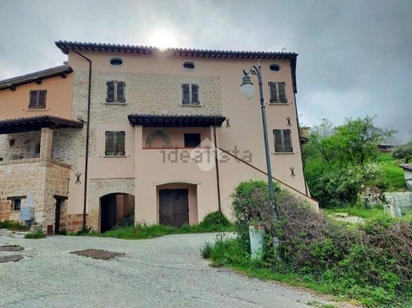 casa semindipendente in vendita a Nocera Umbra in zona Bagni