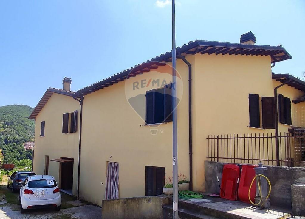 casa indipendente in vendita a Nocera Umbra in zona Bagni