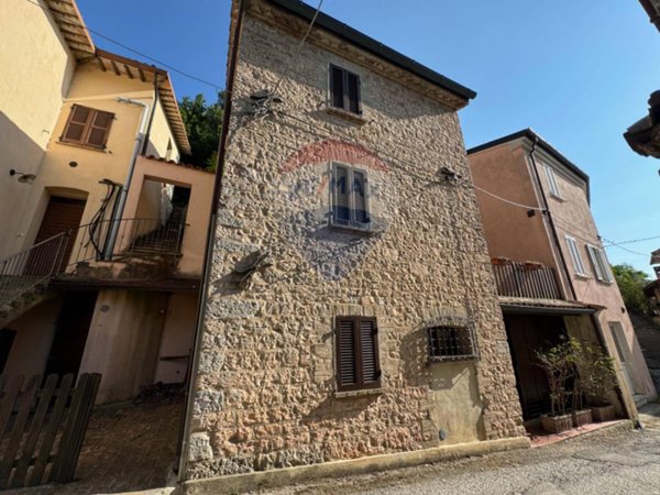 casa indipendente in vendita a Nocera Umbra in zona Boschetto