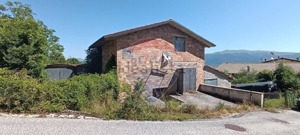 casa indipendente in vendita a Nocera Umbra in zona Lanciano