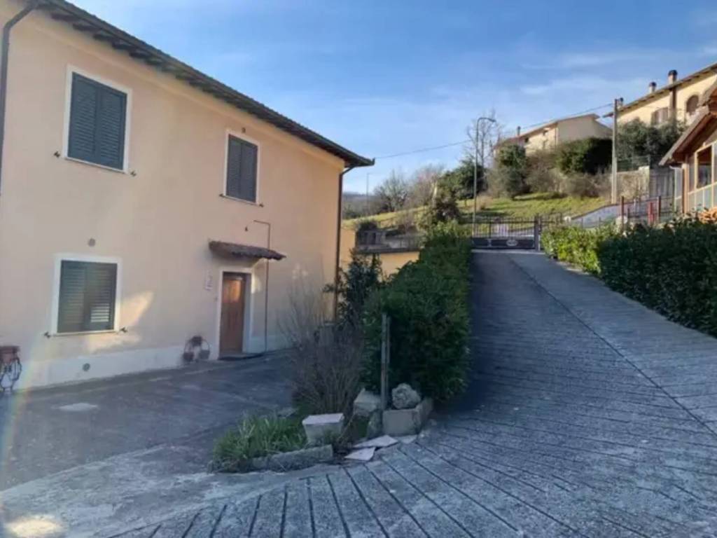 casa indipendente in vendita a Nocera Umbra in zona Nocera Scalo
