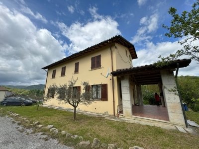casa indipendente in vendita a Nocera Umbra in zona Bagni