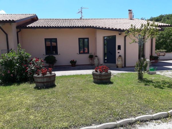 casa indipendente in vendita a Nocera Umbra