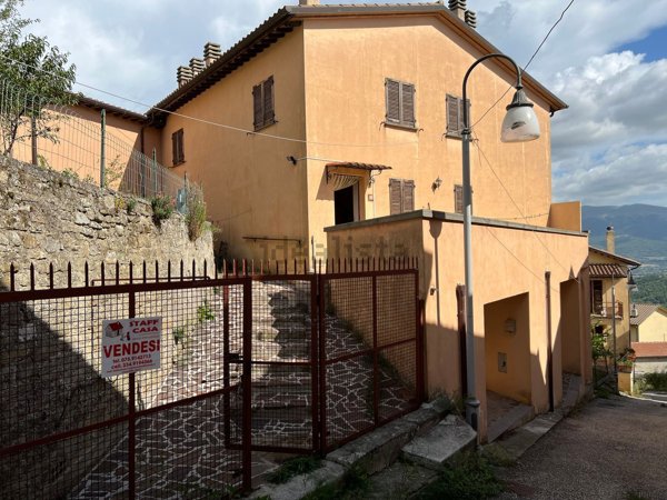 casa indipendente in vendita a Nocera Umbra in zona Lanciano