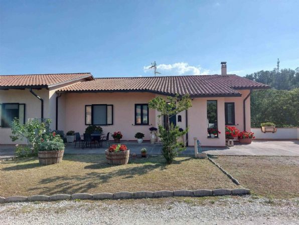 casa indipendente in vendita a Nocera Umbra in zona Bagni