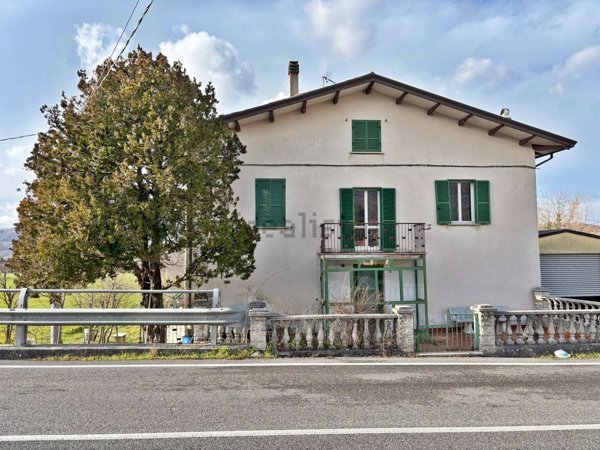 casa indipendente in vendita a Nocera Umbra in zona Bagni