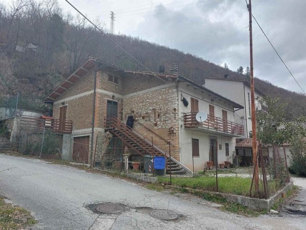 casa indipendente in vendita a Nocera Umbra in zona Schiagni