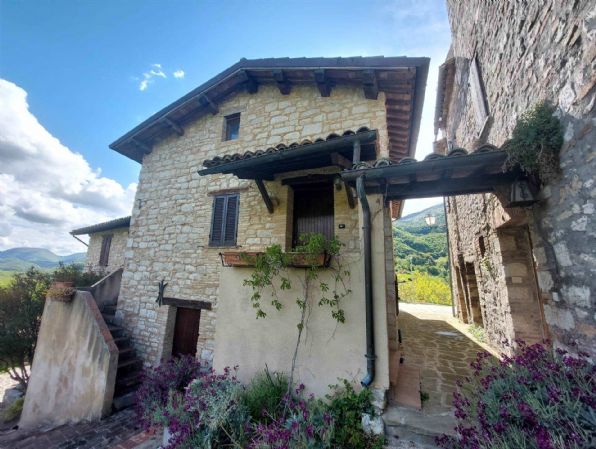 casa indipendente in vendita a Nocera Umbra in zona Salmaregia