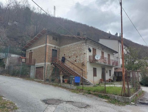 casa indipendente in vendita a Nocera Umbra in zona Bagni