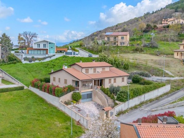 casa indipendente in vendita a Nocera Umbra in zona Bagni