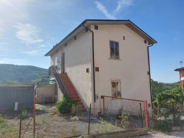 casa indipendente in vendita a Nocera Umbra in zona Acciano
