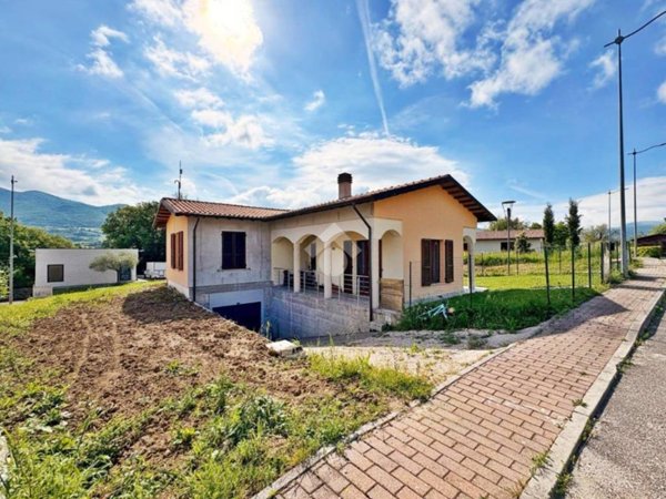 casa indipendente in vendita a Nocera Umbra in zona Isola