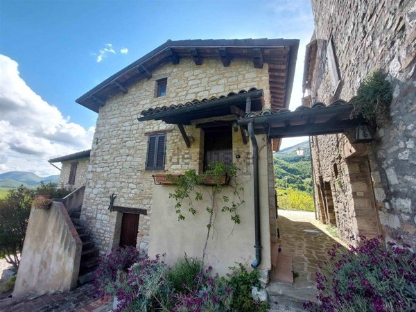 appartamento in vendita a Nocera Umbra in zona Salmaregia