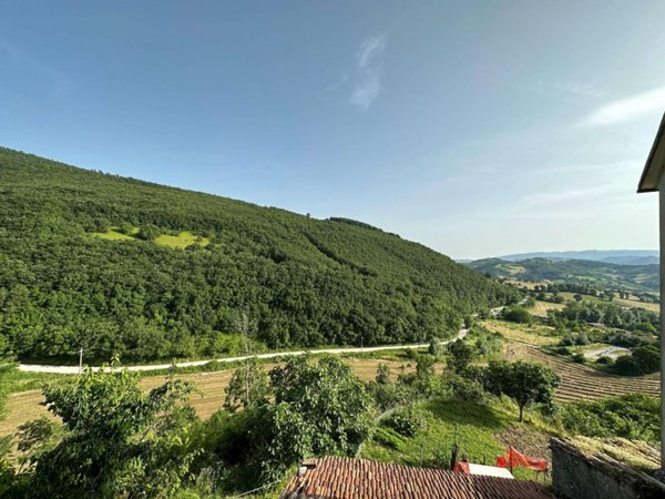 casa indipendente in vendita a Nocera Umbra in zona Bagni
