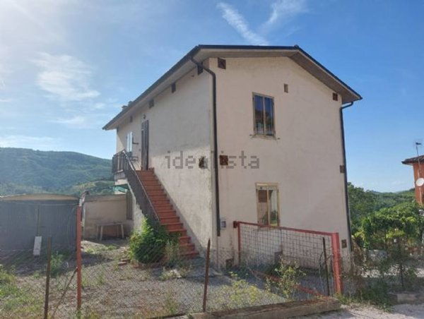 appartamento in vendita a Nocera Umbra in zona Acciano