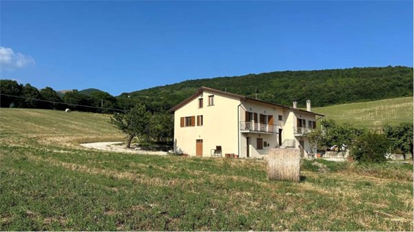 casa indipendente in vendita a Nocera Umbra in zona Bagni