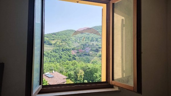 casa indipendente in vendita a Nocera Umbra in zona Bagni