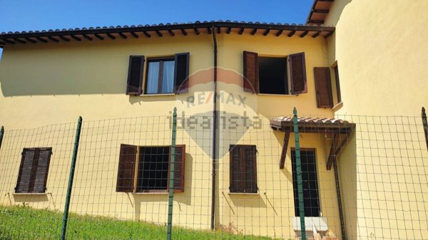 casa indipendente in vendita a Nocera Umbra in zona Bagni