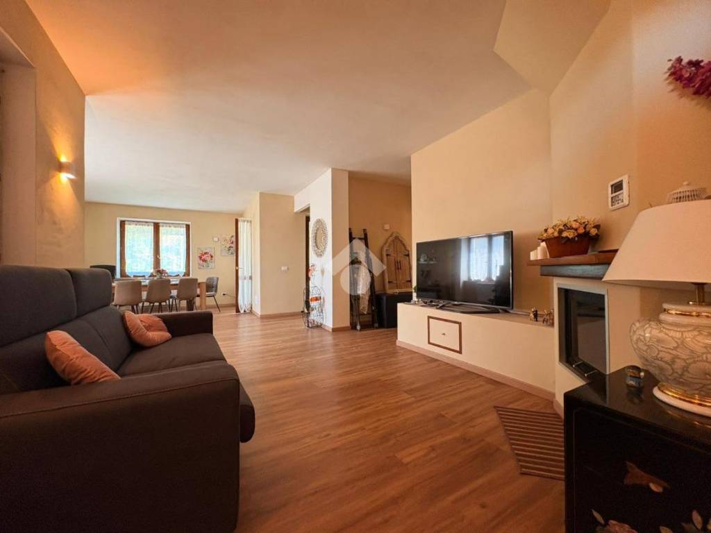 casa indipendente in vendita a Nocera Umbra in zona Isola