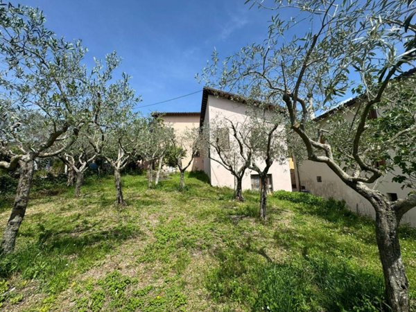 casa indipendente in vendita a Nocera Umbra