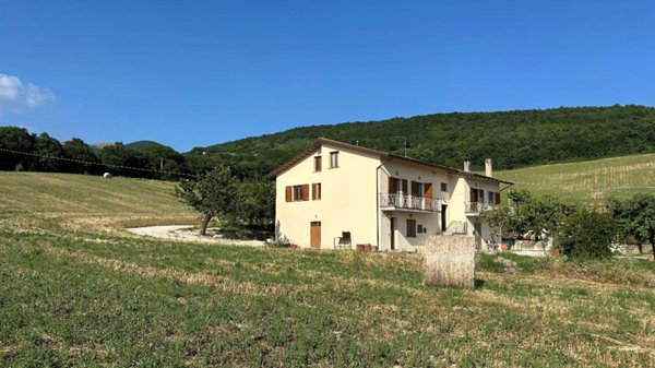 casa indipendente in vendita a Nocera Umbra in zona Bagni