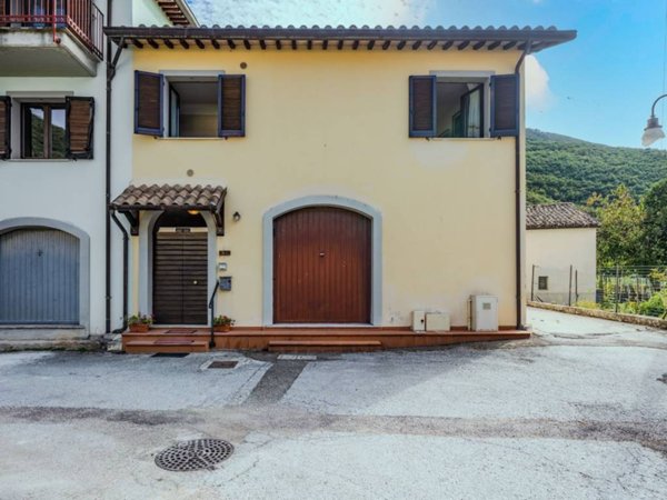 casa indipendente in vendita a Nocera Umbra in zona Bagnara