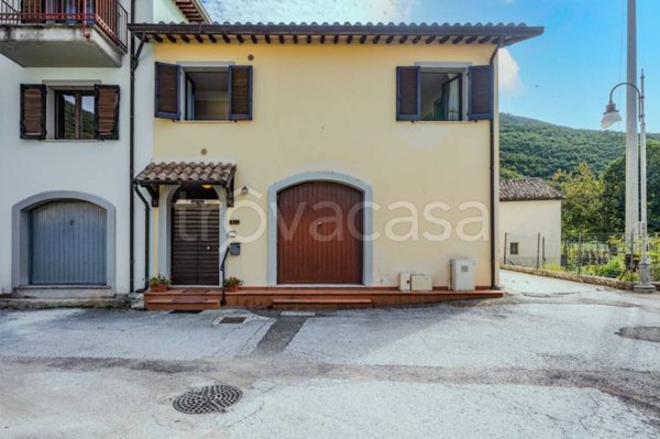 casa indipendente in vendita a Nocera Umbra in zona Bagnara