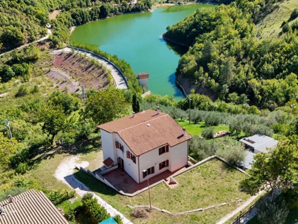 casa indipendente in vendita a Nocera Umbra in zona Bagni