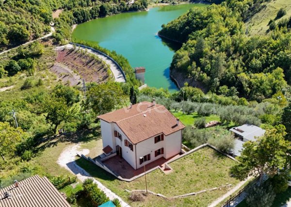 casa indipendente in vendita a Nocera Umbra