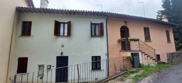 casa indipendente in vendita a Nocera Umbra in zona Acciano