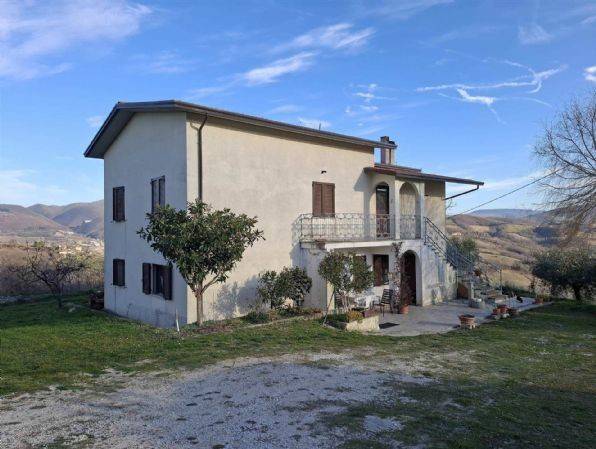 casa indipendente in vendita a Nocera Umbra