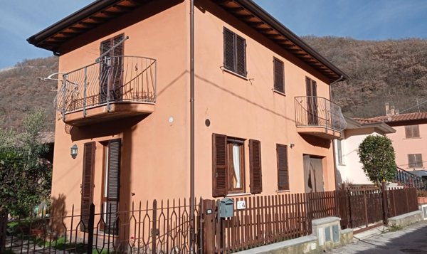 casa indipendente in vendita a Nocera Umbra in zona Bagnara