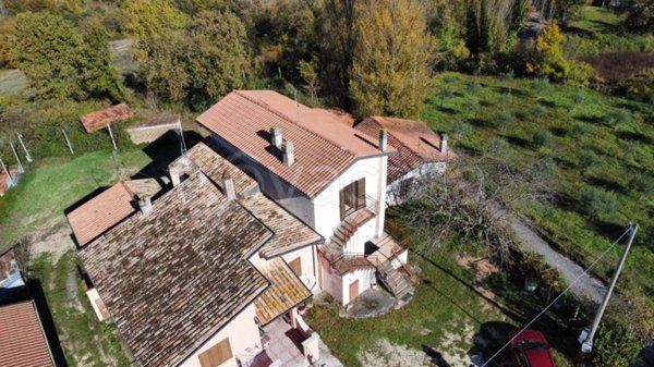 appartamento in vendita a Nocera Umbra in zona Largnano