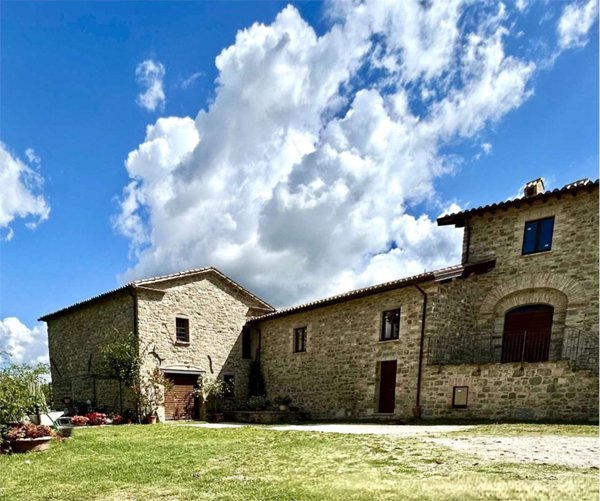 azienda agricola in vendita a Nocera Umbra in zona Montecchio