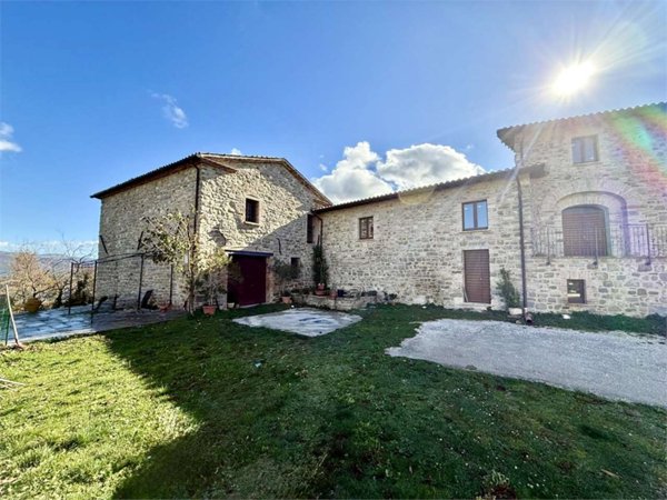 azienda agricola in vendita a Nocera Umbra in zona Montecchio