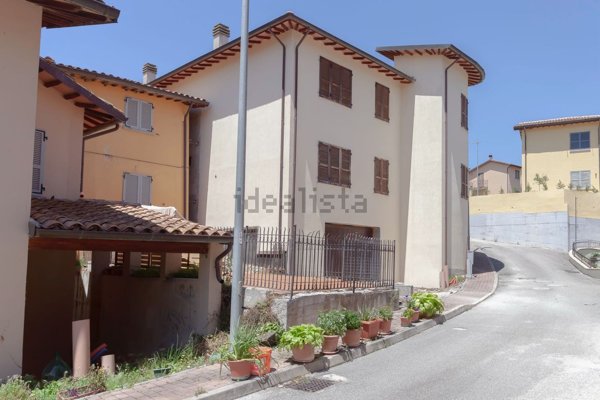 casa indipendente in vendita a Nocera Umbra in zona Isola