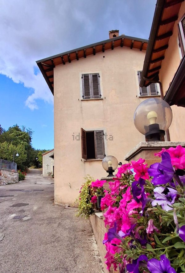 appartamento in vendita a Nocera Umbra in zona Schiagni