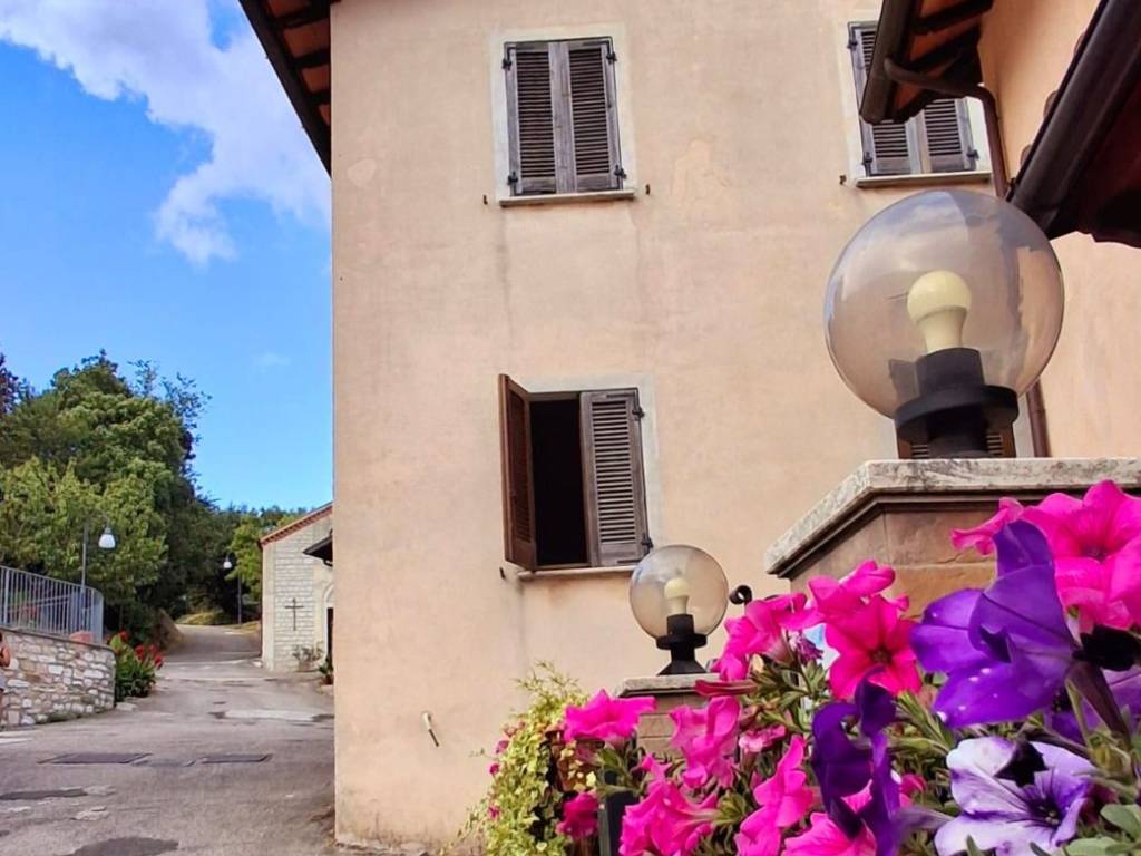 appartamento in vendita a Nocera Umbra in zona Schiagni