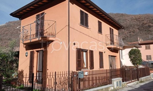 casa indipendente in vendita a Nocera Umbra in zona Bagnara