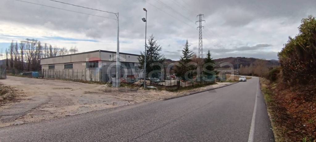 locale commerciale in vendita a Nocera Umbra in zona Colle