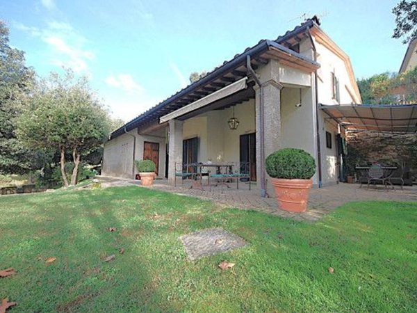 casa indipendente in vendita a Nocera Umbra in zona Bagni