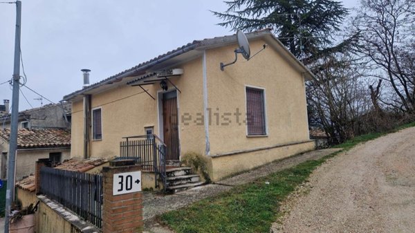 casa indipendente in vendita a Nocera Umbra in zona Casaluna