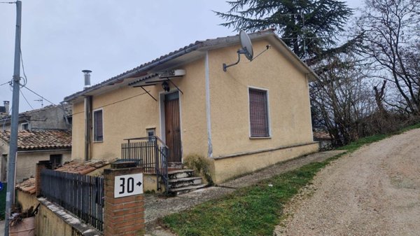 casa indipendente in vendita a Nocera Umbra in zona Casaluna