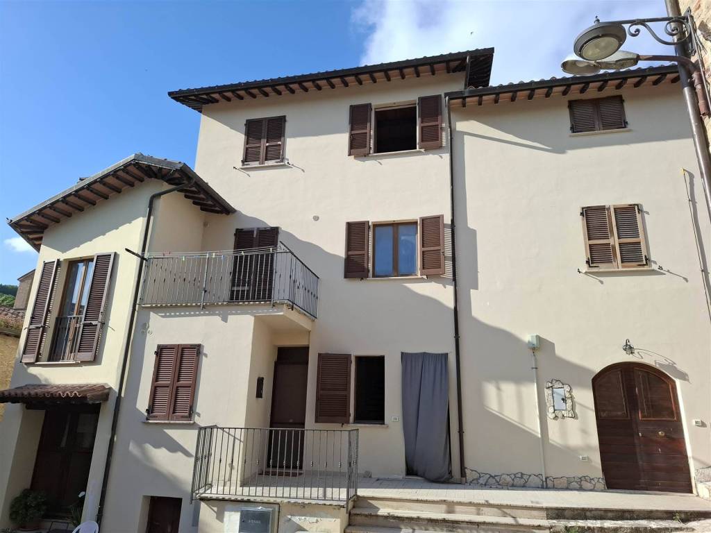 casa indipendente in vendita a Nocera Umbra in zona Ponte Parrano