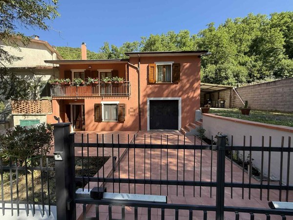 casa indipendente in vendita a Nocera Umbra in zona Boschetto