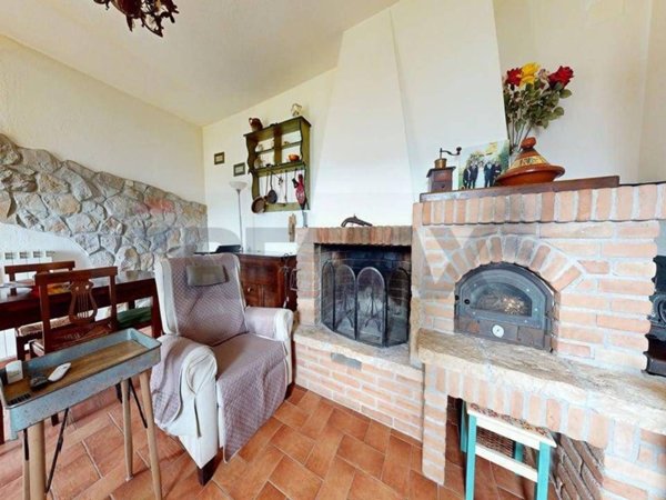 casa indipendente in vendita a Nocera Umbra in zona Cellerano