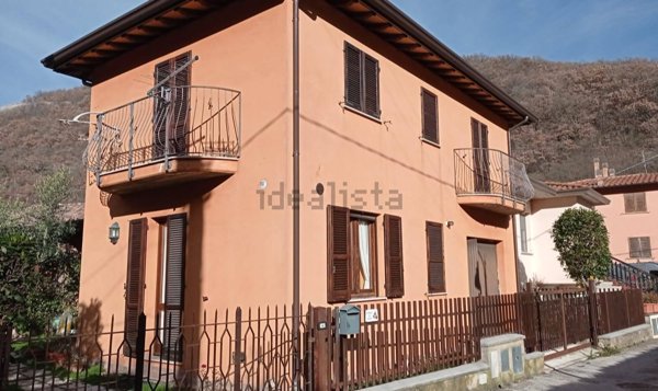 casa indipendente in vendita a Nocera Umbra in zona Bagnara