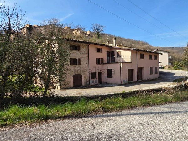 casa indipendente in vendita a Nocera Umbra in zona Bagni