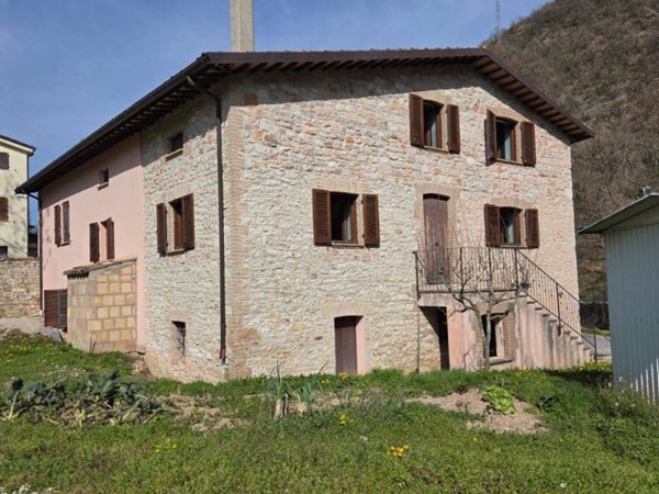 casa indipendente in vendita a Nocera Umbra in zona Bagni