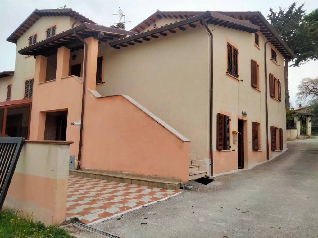 casa indipendente in vendita a Nocera Umbra